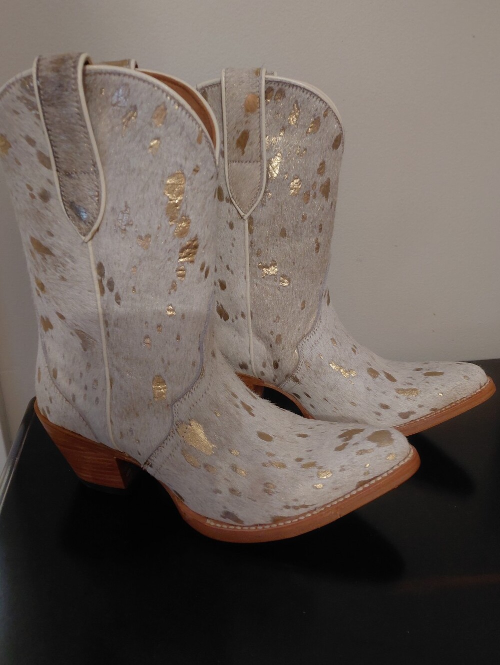 Ariat Women's Bandida Heeled Western Boots with Gold Accents White Metallic Hair